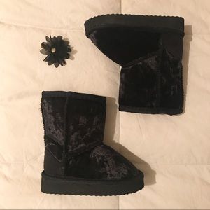 ⬇️ Black baby girl boots size 5M US
